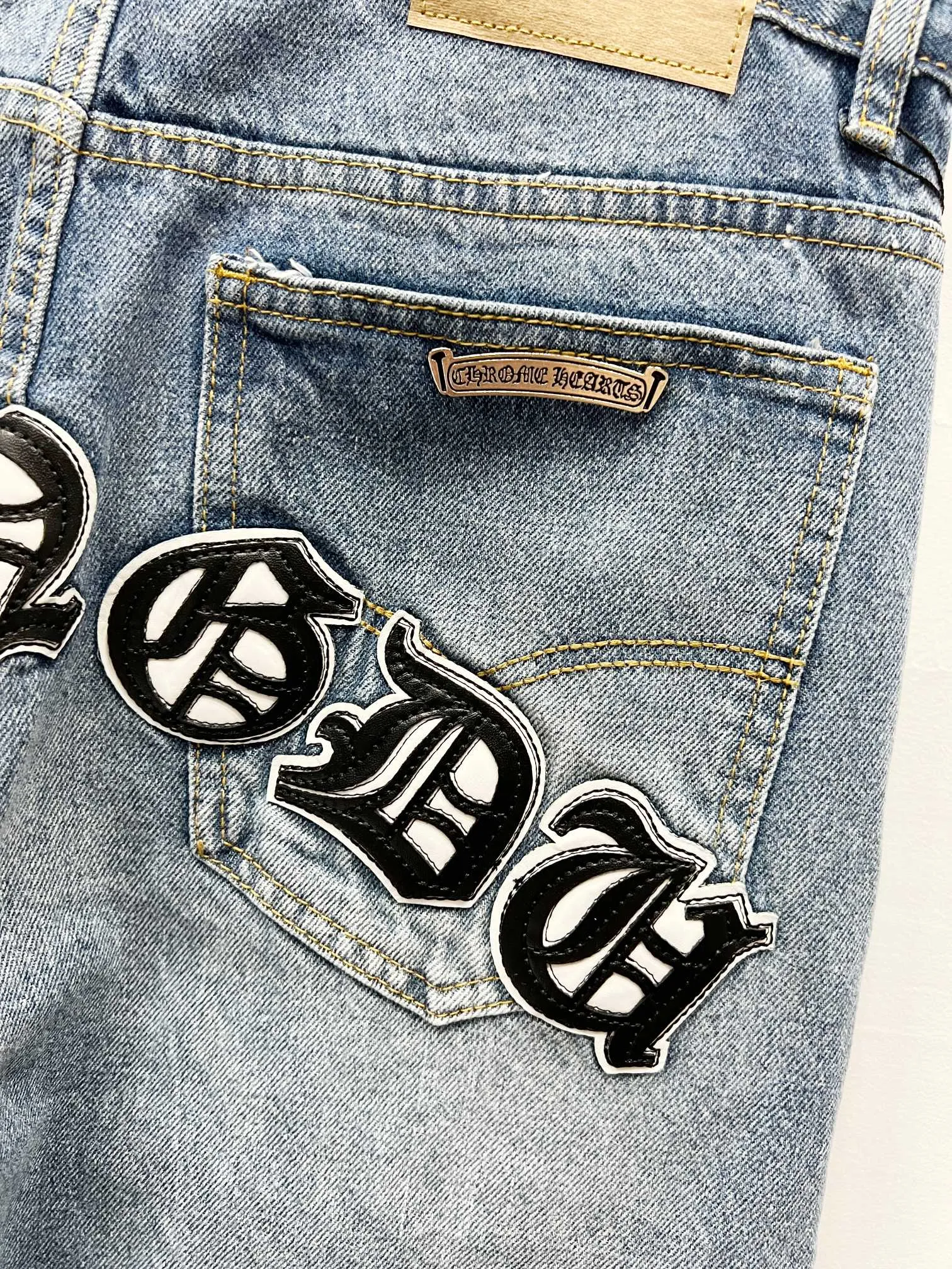 P260 Style number: (K530) Chrome Hearts & CH city limited series Sanskrit cross patch leather jeans, black and white color matching - Chengdu "chengdu" jeans catering to the hometown of Chengdu giant pandas. The finished products need to be washed and then disassembled and hand-stitched with sheepskin cross leather and then spliced ​​together to complete. The whole piece has too many processes to explain. The texture can be seen in the hand, and it looks good. The styles with different washed textures are very friendly to people with thin legs and thick legs. The straight version is very flattering to the leg shape. The moderate length is timeless and can be matched easily and casually. It is the basic styling foundation for various styles and is a must-have in the wardrobe! The fabric is stiff but also makes the upper body soft without losing texture. The washing process is even more perfect. It is a must-have item for everyone! ! ! Washed wheat, hang tag, pants label, three labels are complete, the upper body effect is particularly stiff and stylish, super stylish, the same style for men and women - Color: blue and black Size: 28 30 32 34